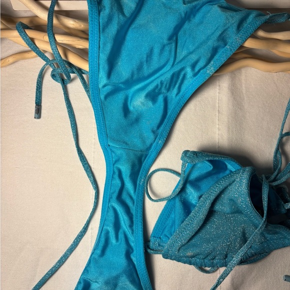 TRIANGL Light blue sparkle 
GUC. 
Top is size Medium 
Bottom is size Small - Picture 5 of 6